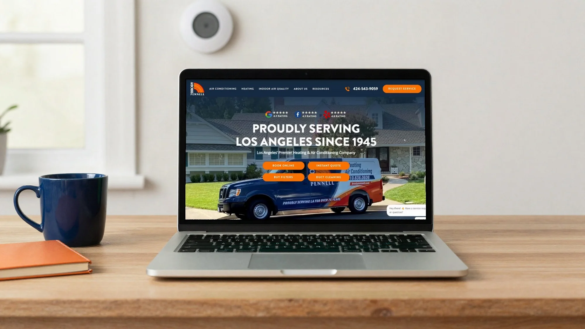Homepage hero with ratings, headline and quick-action buttons on a laptop on a home office desk